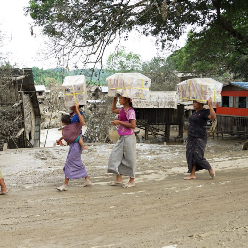 Women during the Myanmar floods. Photo: Myo Thame/UNICEF