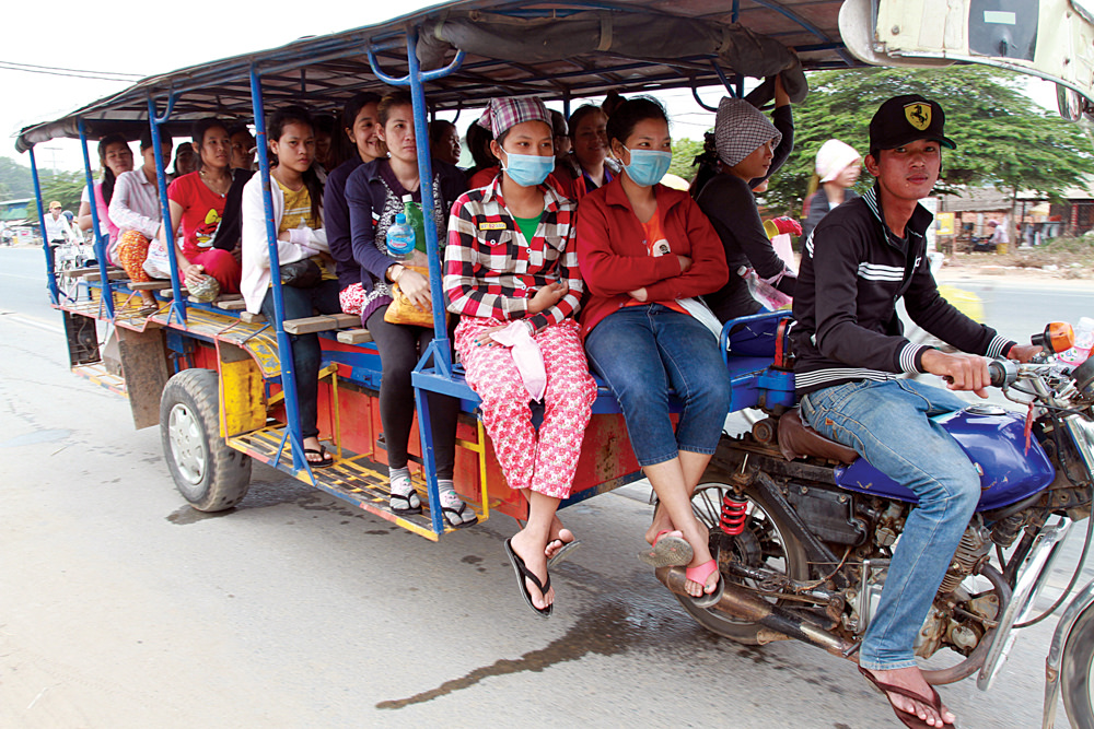 Workers living in neighborhoods on the outskirts of Phnom Penh ride buses to get to the garment factories. Photo: Chhor Sokunthea/World Bank